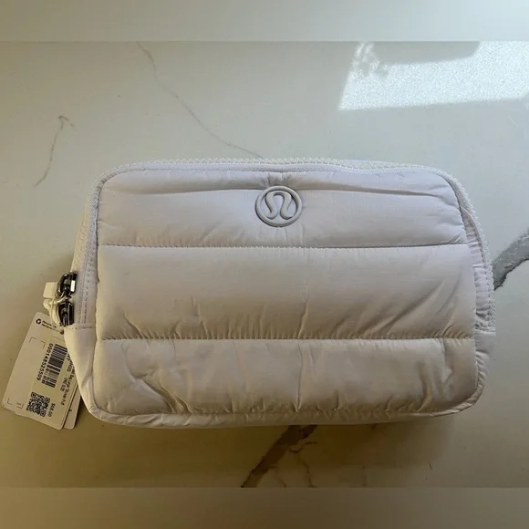 Lululemon Everywhere Belt Bag Large 2L Wunder Puff in White - Picture 8 of 10